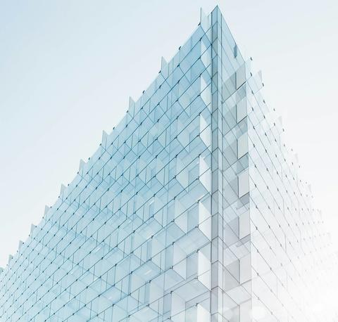 پنجره‌های بلند ساختمان آموزشی